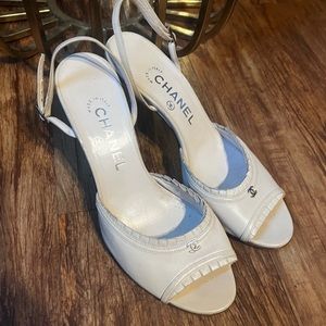 Cutest 90’s vibes Chanel Slingback CC Logo Heels